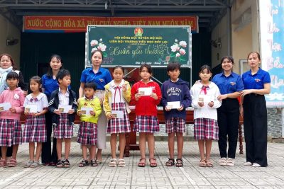 Chi đoàn trường Tiểu học Đức Lợi tặng quà cho học sinh khó khăn