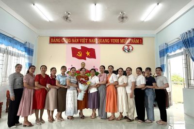 Trường Tiểu học Đức Lợi tổ chức buổi tạo đàm chia tay cô Nguyệt về nghỉ hưu