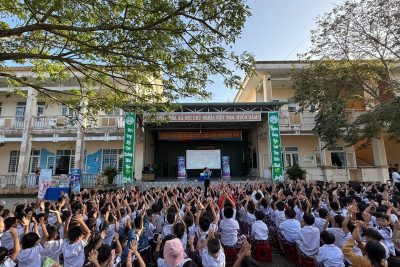 Đoàn làm phim Thành phố Hồ Chí Minh tổ chức chiếu phim tại trường Tiểu học Đức Lợi