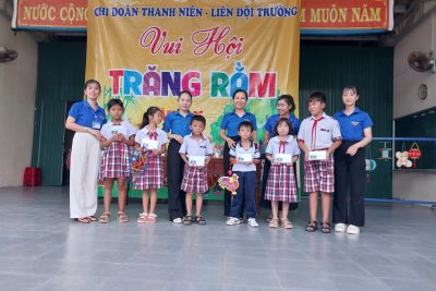 Chi đoàn trường Tiểu học Đức Lợi tặng quà cho học sinh có hoàn cảnh khó khăn